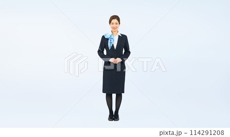 接客する女性の全身写真 114291208