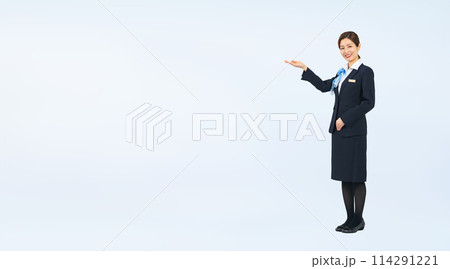 案内する接客業の女性の全身写真 114291221