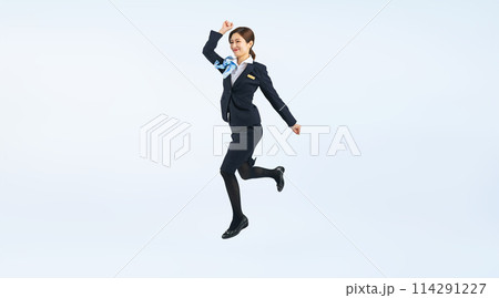 ジャンプする接客業の女性の全身写真 ジャンプする接客業の女性の全身写真 114291227