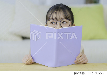読書するメガネをかけた小学生の女の子 114291272