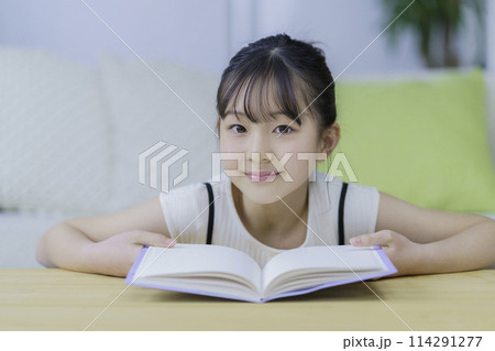 読書をする小学生の女の子 読書をする小学生の女の子 114291277