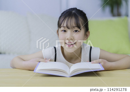読書をする小学生の女の子 読書をする小学生の女の子 114291278