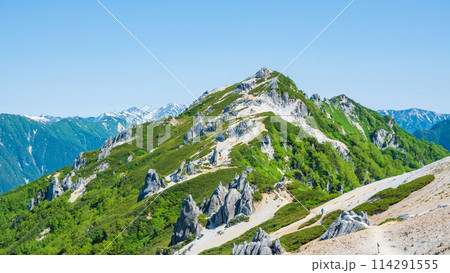 夏の燕岳登山（燕山荘から望む燕岳山頂） 114291555