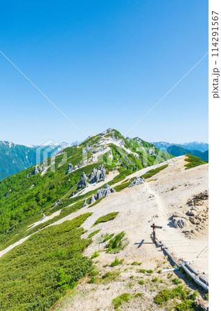 夏の燕岳登山(燕山荘から望む燕岳山頂) 夏の燕岳登山(燕山荘から望む燕岳山頂) 114291567