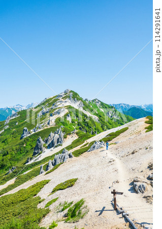 夏の燕岳登山（燕山荘から望む燕岳山頂） 114291641
