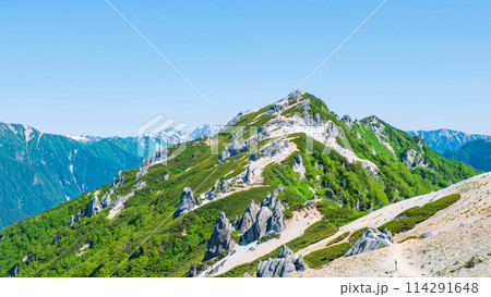 夏の燕岳登山（燕山荘から望む燕岳山頂） 114291648