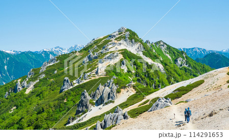 夏の燕岳登山（燕山荘から望む燕岳山頂） 114291653