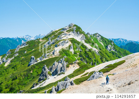 夏の燕岳登山(燕山荘から望む燕岳山頂) 夏の燕岳登山(燕山荘から望む燕岳山頂) 114291657