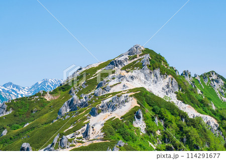 夏の燕岳登山（燕山荘から望む燕岳山頂） 114291677