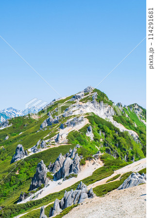 夏の燕岳登山（燕山荘から望む燕岳山頂） 114291681
