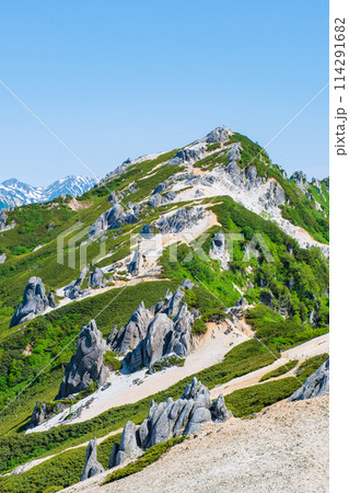 夏の燕岳登山(燕山荘から望む燕岳山頂) 夏の燕岳登山(燕山荘から望む燕岳山頂) 114291682