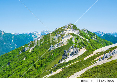 夏の燕岳登山(燕山荘から望む燕岳山頂) 夏の燕岳登山(燕山荘から望む燕岳山頂) 114291690