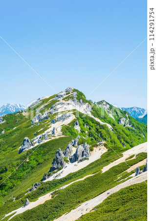 夏の燕岳登山（燕山荘から望む燕岳山頂）の写真素材 [114291754] - PIXTA