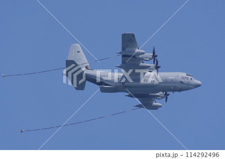 岩国基地エアショーで空中給油のデモフライトを行うアメリカ海兵隊の　KC-130Jハーキュリーズ 114292496