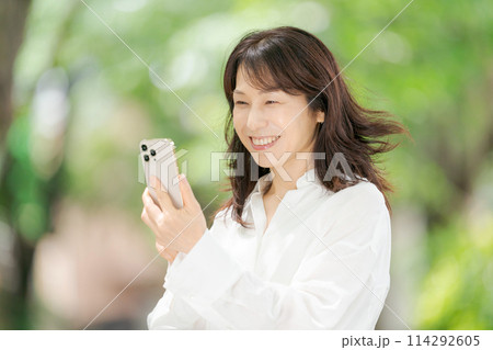 スマホを見る女性 114292605