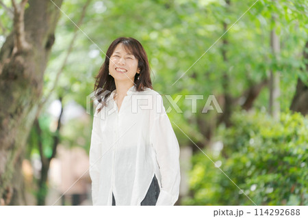 公園を散歩するミドル女性 114292688
