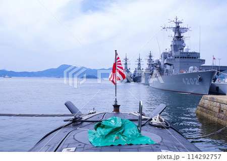 海上自衛隊呉基地の潜水艦じんりゅう 114292757