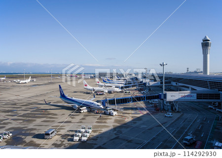 中部国際空港セントレア『スカイデッキ』からの展望・エプロンで駐機する国内線旅客機 114292930