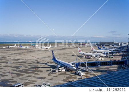 中部国際空港セントレア『スカイデッキ』からの展望・エプロンで駐機する旅客機 中部国際空港セントレア『スカイデッキ』からの展望・エプロンで駐機する旅客機 114292931