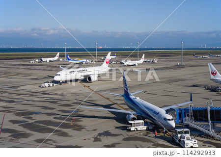 中部国際空港セントレア『スカイデッキ』からの展望・エプロンで駐機する旅客機 114292933