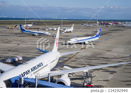 中部国際空港セントレア『スカイデッキ』からの展望・エプロンで駐機する旅客機 114292940