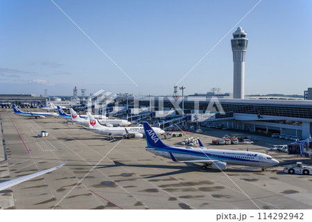 中部国際空港セントレア『スカイデッキ』からの展望・エプロンで駐機する国内線旅客機 114292942