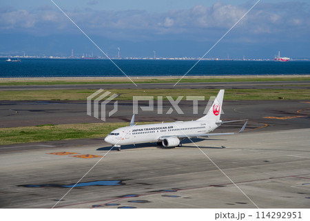 中部国際空港セントレア『スカイデッキ』からの展望・滑走路に向かう国内線旅客機 114292951