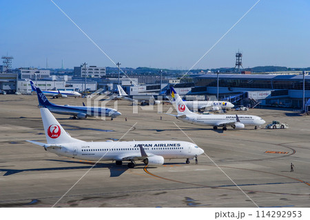 中部国際空港セントレア『スカイデッキ』からの展望・エプロンを出入りする国内線旅客機 114292953