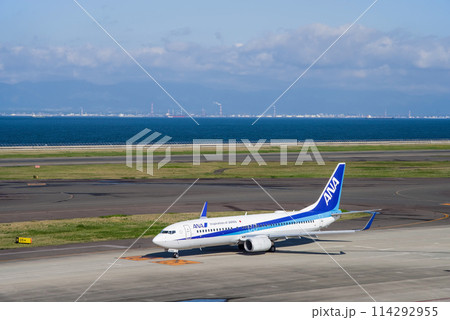 中部国際空港セントレア『スカイデッキ』からの展望・滑走路に向かう国内線旅客機 114292955