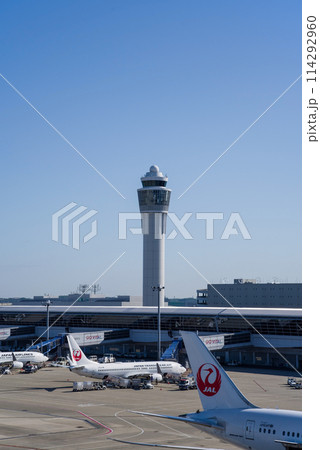 『中部国際空港セントレア』管制塔とエプロンで駐機する旅客機 114292960