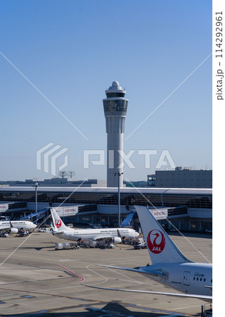 『中部国際空港セントレア』管制塔とエプロンで駐機する旅客機 『中部国際空港セントレア』管制塔とエプロンで駐機する旅客機 114292961