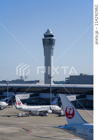 『中部国際空港セントレア』管制塔とエプロンで駐機する旅客機 114292962