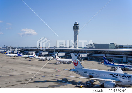 『中部国際空港セントレア』管制塔とエプロンで駐機する旅客機 114292964
