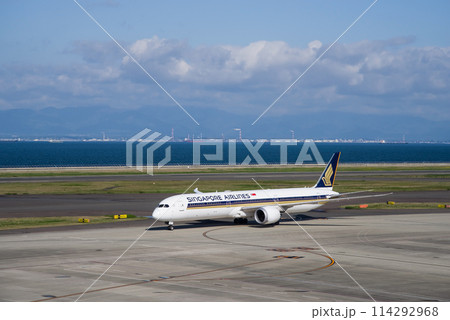 中部国際空港セントレア『スカイデッキ』からの展望・到着した国際線旅客機 114292968