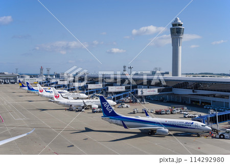 中部国際空港セントレア『スカイデッキ』からの展望・エプロンで駐機する国内線旅客機 114292980