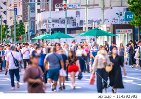 日本の東京都市景観 外国人観光客らで賑わうGWの銀座歩行者天国…インバウンド復活=5月5日 日本の東京都市景観 外国人観光客らで賑わうGWの銀座歩行者天国…インバウンド復活=5月5日 114292992