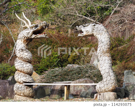 木彫りの竜のある風景 木彫りの竜のある風景 114293075