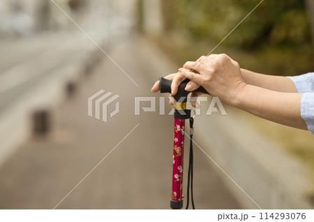 杖を持つミドル女性の手元 114293076