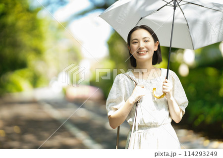 日傘をさす若い女性 日傘をさす若い女性 114293249