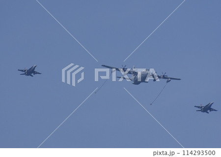 岩国基地エアショーでデモフライトを行うアメリカ海兵隊の　KC-130JとF/A-18 114293500