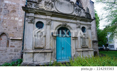 Beautiful old building in Germany - facade at historical center of Hannove 114293563