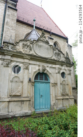 Beautiful old building in Germany - facade at historical center of Hannove 114293564