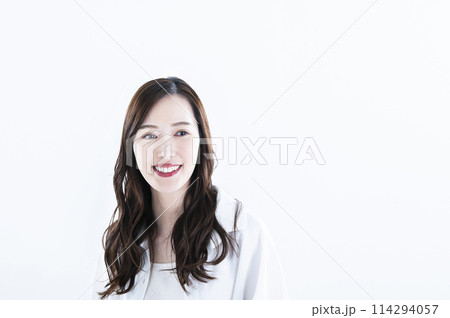 女性　笑顔　ポートレート　白バック　ロングヘアー 114294057