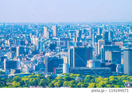 日本の東京都市景観 竹橋や一ツ橋エリア、毎日新聞社や丸紅ビル。奥には神田駿河台や西日暮里なども見える 114294071