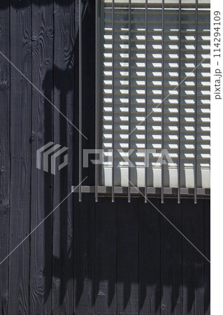 街中の様々な建造物の壁の模様 114294109