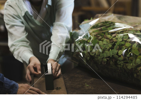 花の出荷作業をする女性 114294485