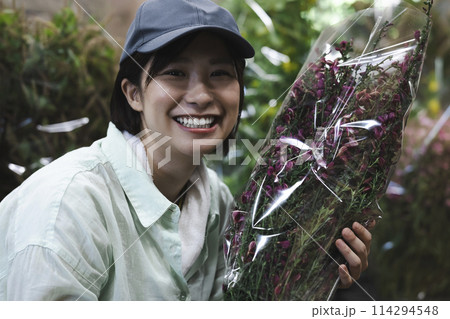 花の出荷作業をする女性 114294548