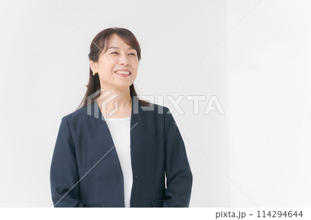 スーツ姿のミドル女性 114294644
