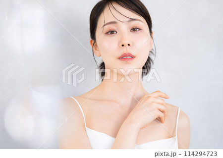 白いドレスを着た美しい女性　美容・ビューティー美しい綺麗　美白や艶、スキンケア　カメラ目線 114294723