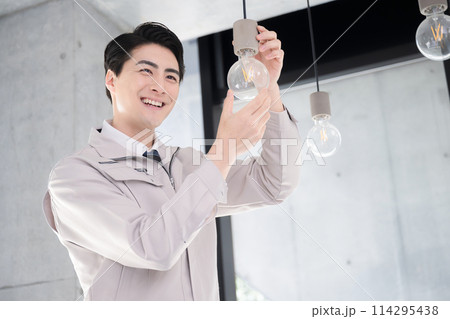 電気などの設備チェックやメンテナンス住まいの点検をする作業着の人 電気などの設備チェックやメンテナンス住まいの点検をする作業着の人 114295438